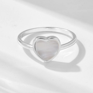 Macro de bague en argent 925 avec incrustation de nacre blanche en forme de cœur