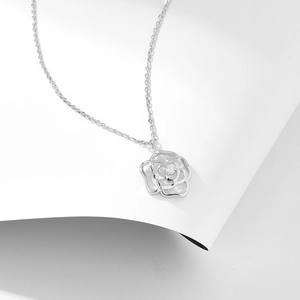Collier français rétro en argent sterling rose évidée avec diamant central brillant