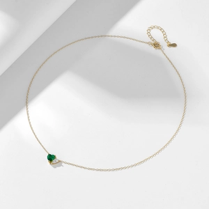 Collana con pendente a cuore smeraldo e zircone a goccia in finitura dorata