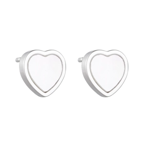 Détail des boucles d'oreilles cœur en argent S925 avec incrustation nacre blanche