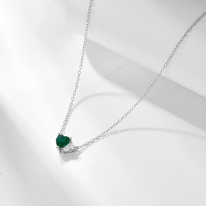 Dettaglio pendente cuore zircone smeraldo con pietra bianca a pera su catena argento