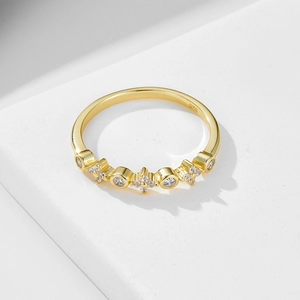 Elegant 925 sterling silver gold ring with pavé-set round zircon floral cluster