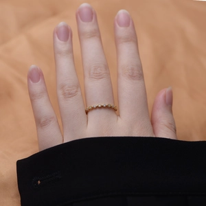 Détail d'une bague géométrique en argent S925 plaqué or avec des oxydes de zirconium
