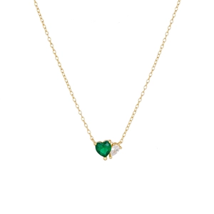 Collana in oro minimalista con zircone smeraldo a cuore e accento a goccia su sfondo bianco