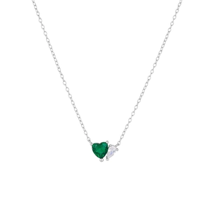 Dettaglio collana argento con cuore smeraldo e pendente in zircone a goccia su bianco
