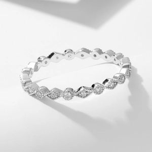 Bague en argent S925 géométrique avec zircons pavés et détails de bordure perlée