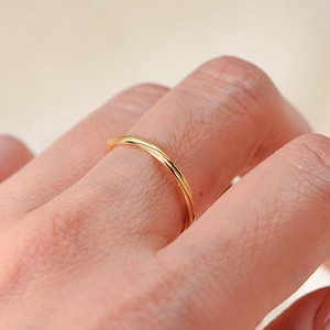 Close-up of minimalist gold-plated S925 sterling silver layered twist ring for women