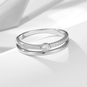 Zweilagiger Ring aus 925er Sterlingsilber mit Zirkonia-Mikropavé und zentralem Diamanten