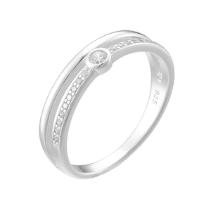 Nahaufnahme des 925er Sterlingsilberrings mit zweireihigen Zirkonia-Details in Pavé-Fassung