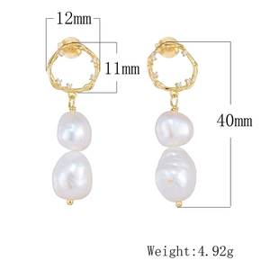 Détail de boucles d'oreilles en perles baroques argent S925 montrant les dimensions
