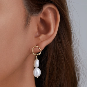 Boucles d'oreilles pendantes en argent s925 avec perles baroques et cercles dorés torsadés