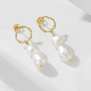 Détail du poinçon S925 sur boucles d'oreilles perles baroques et métal doré texturé