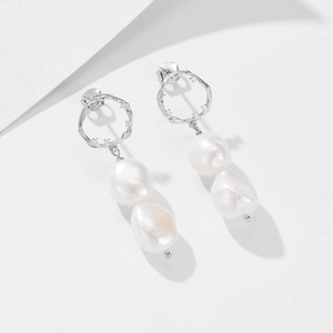 Détails des boucles d'oreilles en perles baroques avec métal argenté texturé et cristaux