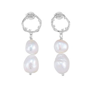 Détail de boucles d'oreilles perles baroques en argent S925 avec motif de vigne et zircons