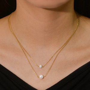 Collier double rang doré avec perles naturelles blanches pour un style vintage élégant