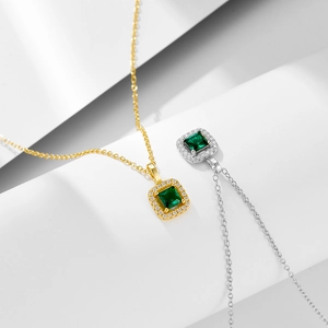 Collier en argent S925 avec pendentif émeraude carré en finitions or et argent