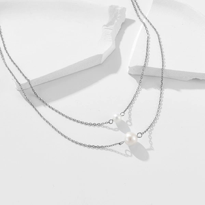 Détail du collier double rang en argent sterling avec deux perles naturelles blanches