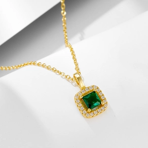 Vue détaillée du pendentif carré en zircon émeraude sur une chaîne en argent sterling dorée