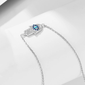 Vue macro du pendentif Main de Fatma en argent avec zircons et Oeil Bleu sur chaîne