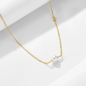 Dettaglio di una sottile catena in argento S925 dorato con perla e piccolo zircone