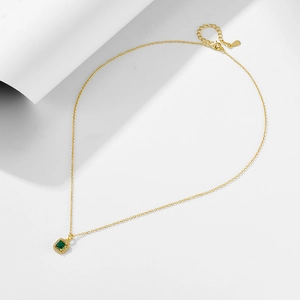 Gros plan du poinçon S925 sur le collier pendentif vintage en émeraude et zircon