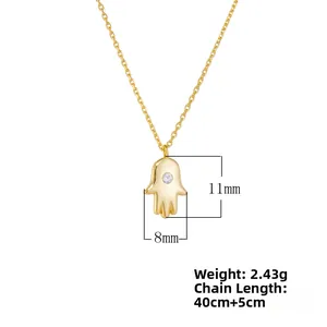 Vue détaillée du collier main de Fatima doré avec zircone et dimensions de la chaîne