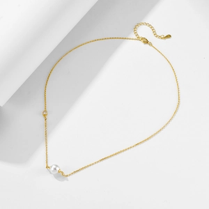 Dettaglio catena in argento S925 placcato oro con perla e pendente in zircone