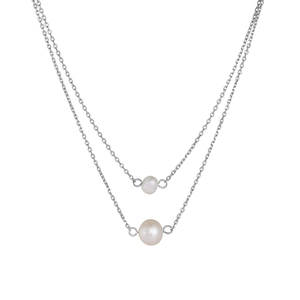 Détail macro du collier double rang en argent avec deux perles naturelles blanches