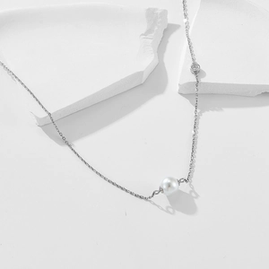 Collana minimalista in argento S925 con perla bianca rotonda e piccolo zircone lucido
