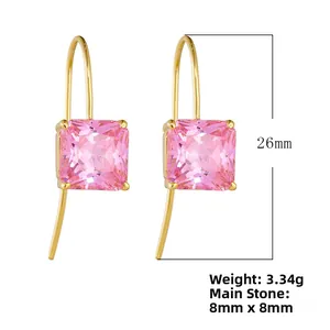 Vue détaillée des boucles d'oreilles zircon rose avec hauteur de 26mm et poids de 3,34g