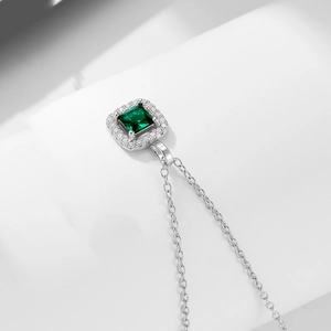 Détail macro du collier en argent S925 avec zircon émeraude carré et sertissage halo