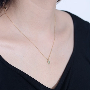 Vue détaillée d'un collier main de Fatma dorée avec zircon sur chaîne en argent 925