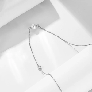 Dettaglio della collana in argento S925 con perla di conchiglia bianca e zircone