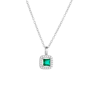 Détail du pendentif en argent avec zircon émeraude carré et sertissage halo brillant