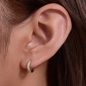 Créoles en argent sterling 925 doré serties de cristaux, portées sur le lobe d'oreille