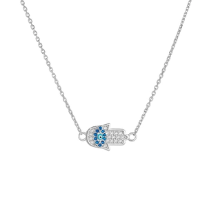 Détail macro du pendentif main de Fatma en argent avec zircons bleus et œil protecteur