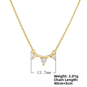 Détail du collier en argent 925 avec trois zircons poire et largeur de 13,7 mm