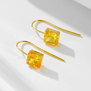 Boucles d'oreilles pendantes en or avec zircon jaune carré et crochet minimaliste