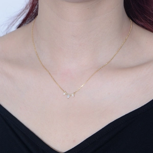 Collier en argent 925 avec trois zircons en forme de goutte sur le mannequin