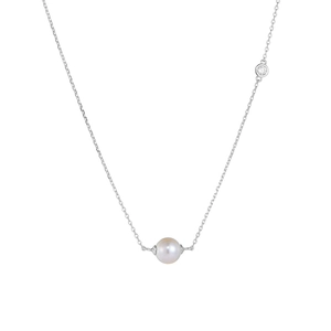 Dettaglio macro della collana in argento S925 con perla bianca e pietra di zircone lucido