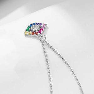 Dettaglio del ciondolo Occhio del Diavolo in argento S925 con zirconi colorati e catena