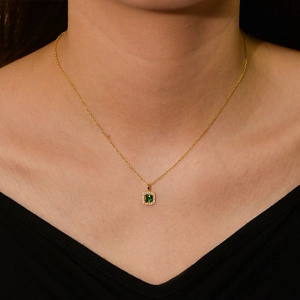 Collier en argent 925 avec pendentif carré en zircon émeraude sur une chaîne dorée fine
