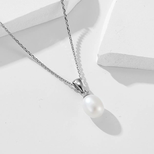 Collier élégant en argent 925 avec perle d'eau douce naturelle sur un socle géométrique blanc
