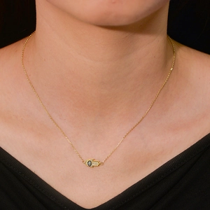 Collier Main de Fatma dorée avec pavé de zircons, porté élégamment sur le mannequin