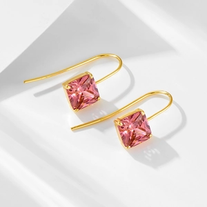 Détail des boucles d'oreilles en zircon rose carrées avec crochets dorés élégants