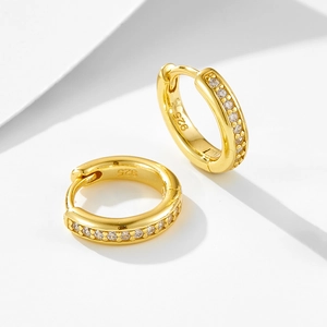 Gros plan détaillé de boucles d'oreilles créoles en argent S925 doré avec poinçon 925