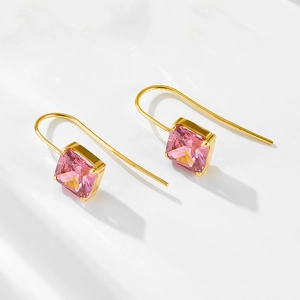 Élégantes boucles d'oreilles dorées avec zircon rose carré et crochets en argent