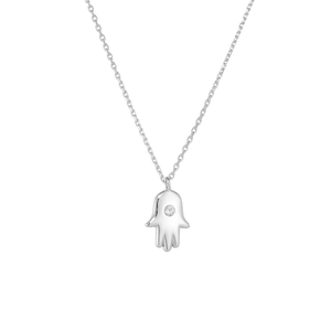 Détail macro du collier pendentif main de Hamsa en argent avec zircone étincelante