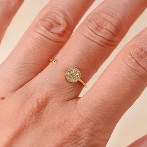 Verstellbarer goldener Smiley-Ring mit Zirkonia-Besatz an einem Finger