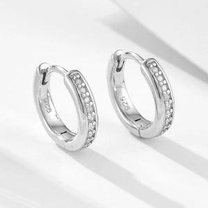 Boucles d'oreilles créoles classiques en argent 925 avec pavé de zircons étincelants